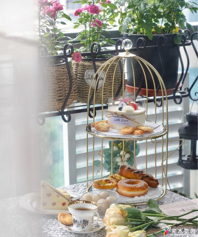 5㎡阳台装修:漂亮的小阳台花园，在家享受悠闲的下午茶。
