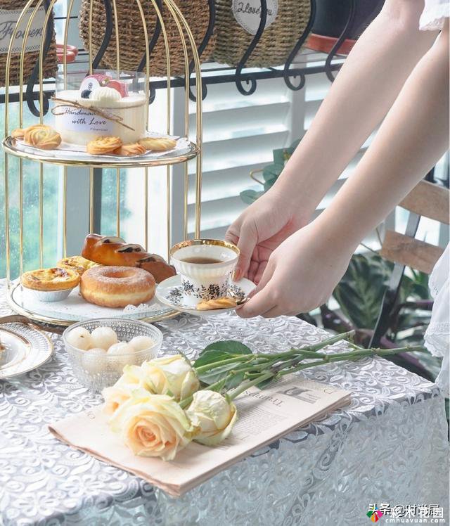5㎡阳台装修:漂亮的小阳台花园，在家享受悠闲的下午茶。
