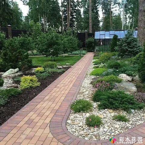 三角形构图的植物配置具有星星捧月的古典美感,严谨而庄重