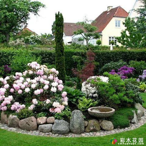 三角形构图的植物配置具有星星捧月的古典美感,严谨而庄重