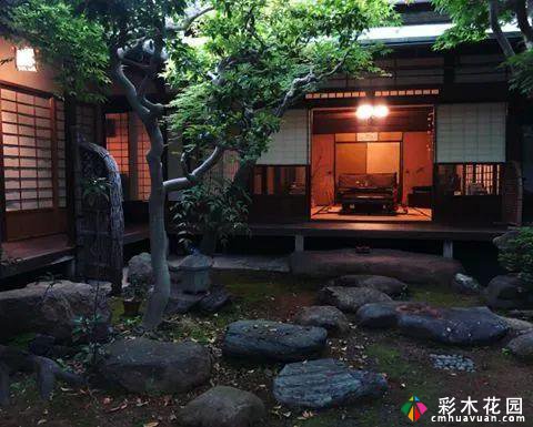 一盏石灯,几块死石和粗糙的砾石,抽象成一种深刻的禅意