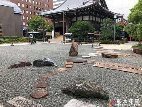 一盏石灯,几块死石和粗糙的砾石,抽象成一种深刻的禅意
