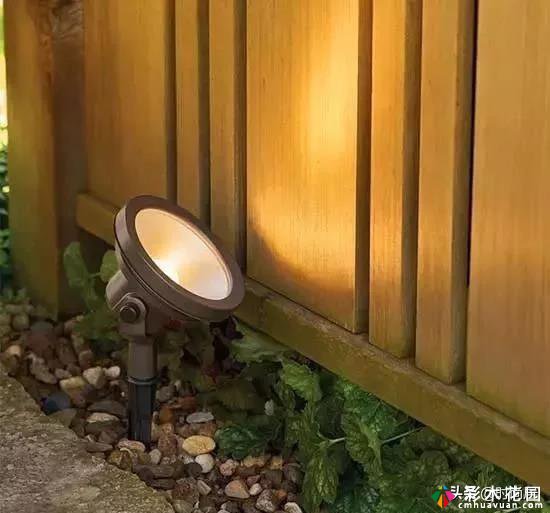 庭院照明设计:巧妙运用太阳能装饰灯,不耗电,增强花园氛围