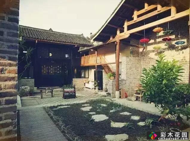 一座百年老屋“庭院翻新”:破墙的院子变成了一座高价值的漂亮房子