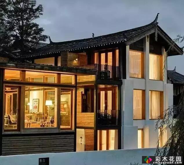 一座百年老屋“庭院翻新”:破墙的院子变成了一座高价值的漂亮房子