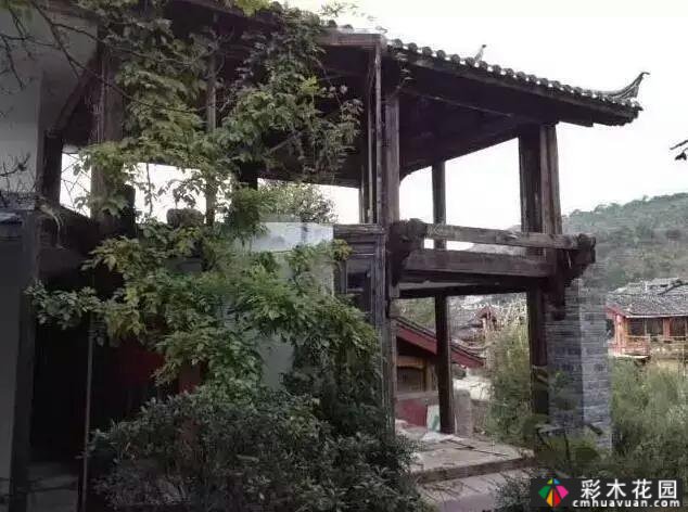 一座百年老屋“庭院翻新”:破墙的院子变成了一座高价值的漂亮房子