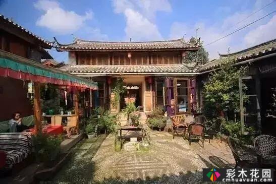 一座百年老屋“庭院翻新”:破墙的院子变成了一座高价值的漂亮房子