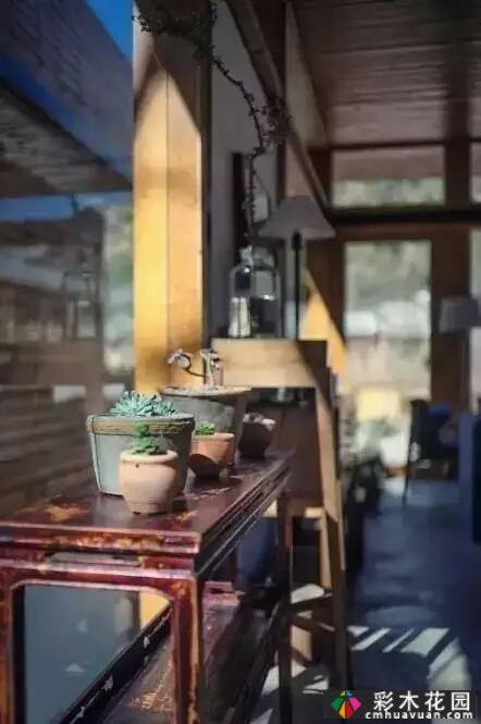 一座百年老屋“庭院翻新”:破墙的院子变成了一座高价值的漂亮房子