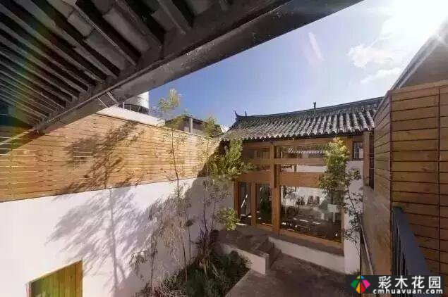 一座百年老屋“庭院翻新”:破墙的院子变成了一座高价值的漂亮房子