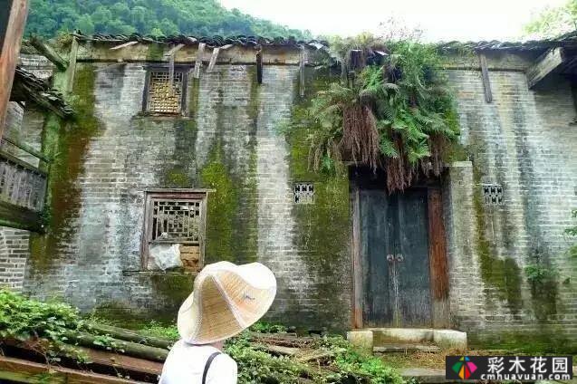 一座百年老屋“庭院翻新”:破墙的院子变成了一座高价值的漂亮房子