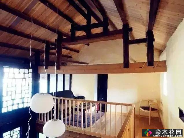 一座百年老屋“庭院翻新”:破墙的院子变成了一座高价值的漂亮房子