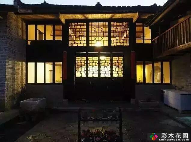 一座百年老屋“庭院翻新”:破墙的院子变成了一座高价值的漂亮房子