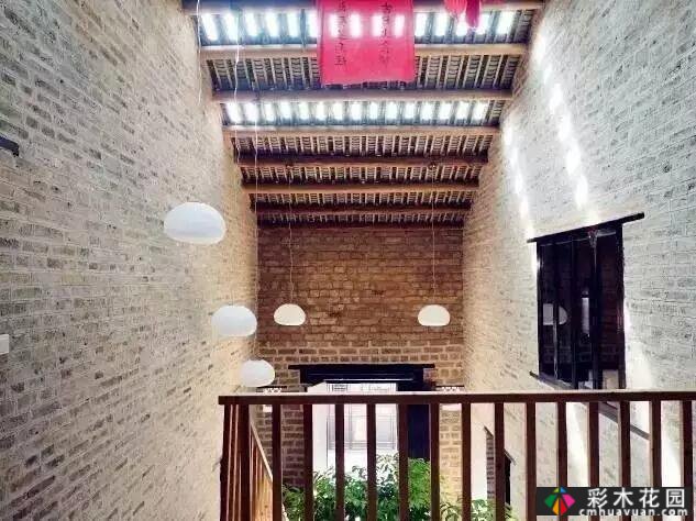 一座百年老屋“庭院翻新”:破墙的院子变成了一座高价值的漂亮房子