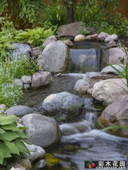 通过四个步骤自己动手制作庭院“小鱼塘”，享受乐趣。
