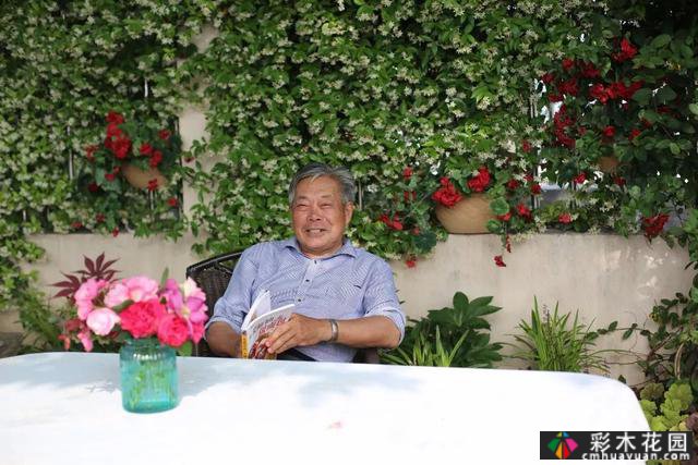 这位78岁的祖父翻修了这个废弃的院子，并为他的孙女建了一个院子
