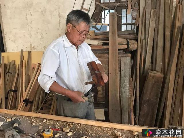 这位78岁的祖父翻修了这个废弃的院子，并为他的孙女建了一个院子
