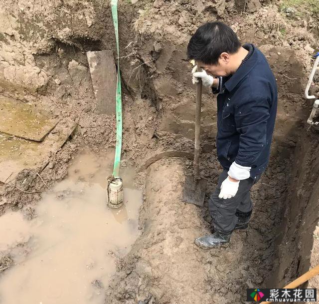 这位78岁的祖父翻修了这个废弃的院子，并为他的孙女建了一个院子
