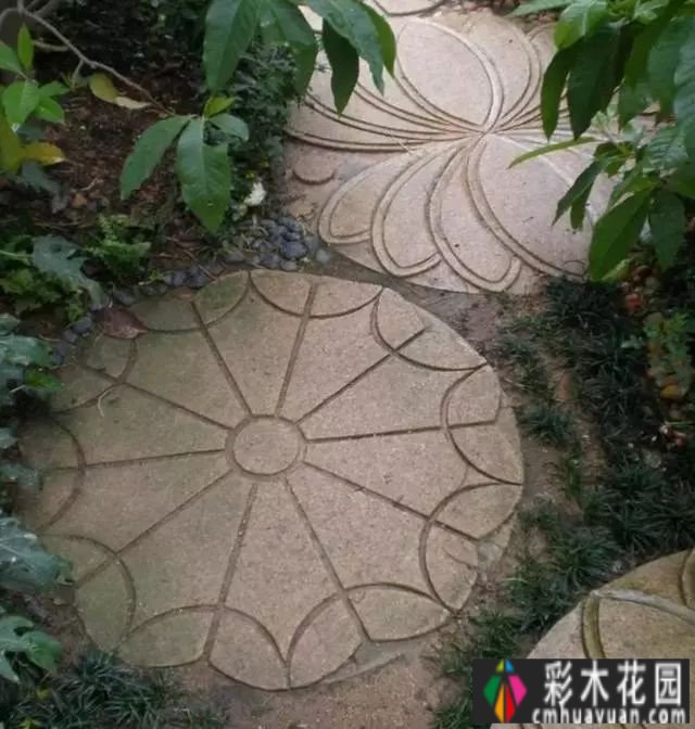 家里有个庭院地面一定是这样的设计，小桥流水，好漂亮