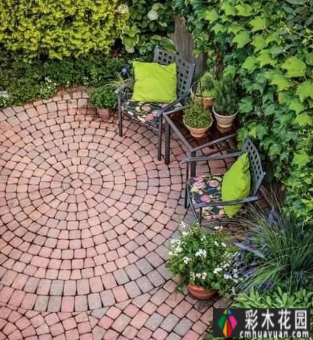 家里有个庭院地面一定是这样的设计，小桥流水，好漂亮