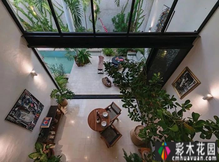 现代别墅庭院设计，绿色植物，游泳池，简约舒适
