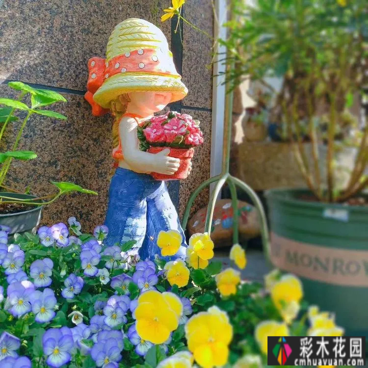两年前，我买了一套一楼50㎡小院的房子，住在一个繁华的城市花园。
