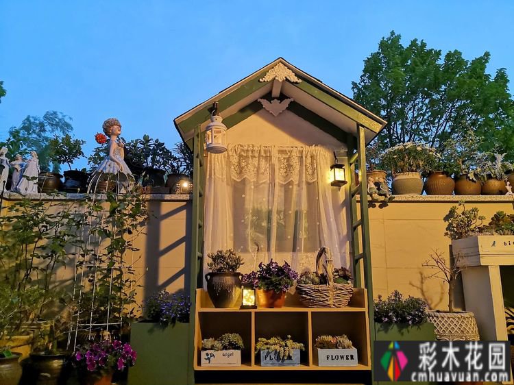 一年前买了一套郊区的房子,自己动手做了一个15m2 花园的露台,很漂亮。