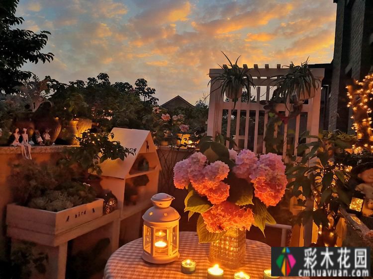 一年前买了一套郊区的房子,自己动手做了一个15m2 花园的露台,很漂亮。
