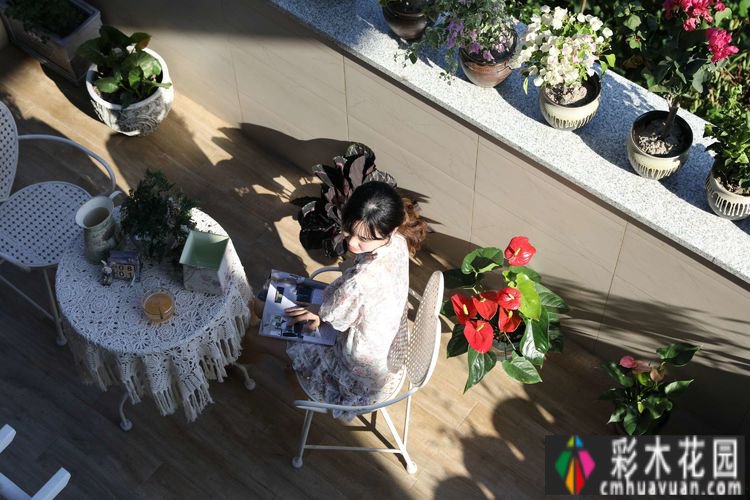 一年前买了一套郊区的房子,自己动手做了一个15m2 花园的露台,很漂亮。