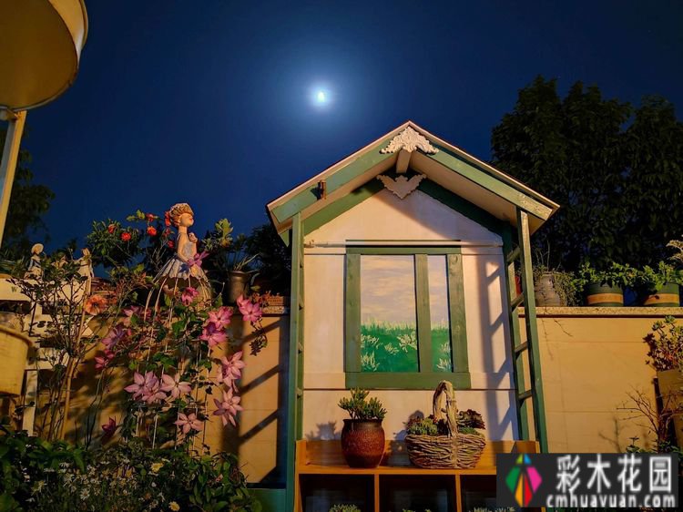 一年前买了一套郊区的房子,自己动手做了一个15m2 花园的露台,很漂亮。
