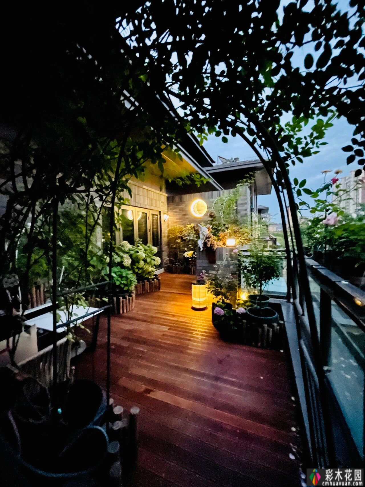 DIY改造了25㎡的露台，做小了花园，在城市屋顶过上了田园生活。