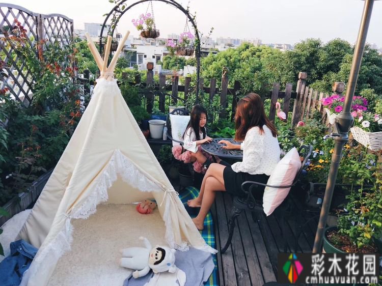 改造16㎡屋顶露台花了一年多时间，废弃的屋顶变成了“空中小花园”