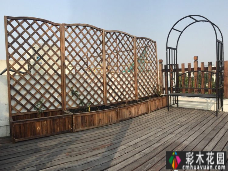 改造16㎡屋顶露台花了一年多时间，废弃的屋顶变成了“空中小花园”