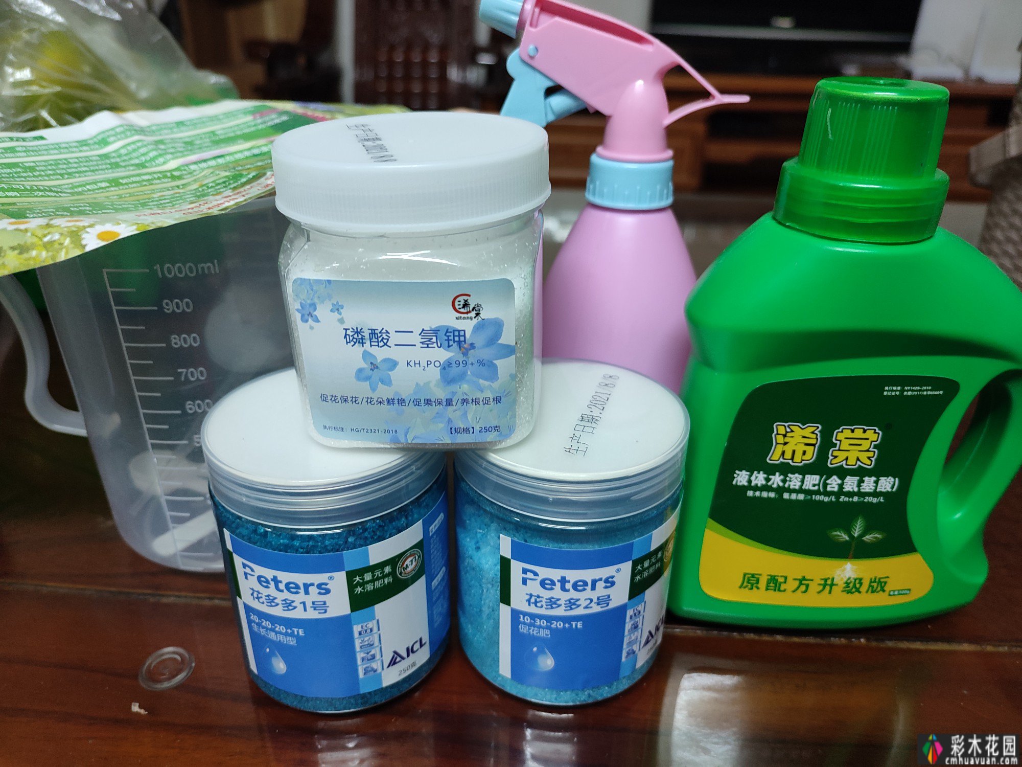改造16㎡屋顶露台花了一年多时间，废弃的屋顶变成了“空中小花园”
