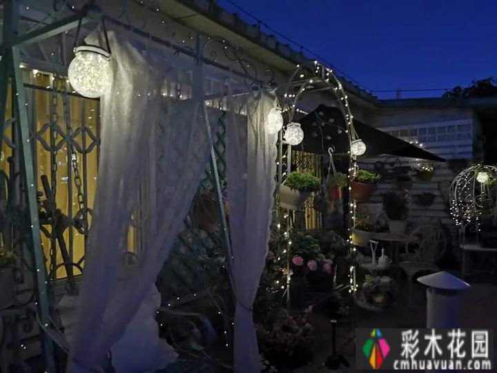 改造16㎡屋顶露台花了一年多时间，废弃的屋顶变成了“空中小花园”